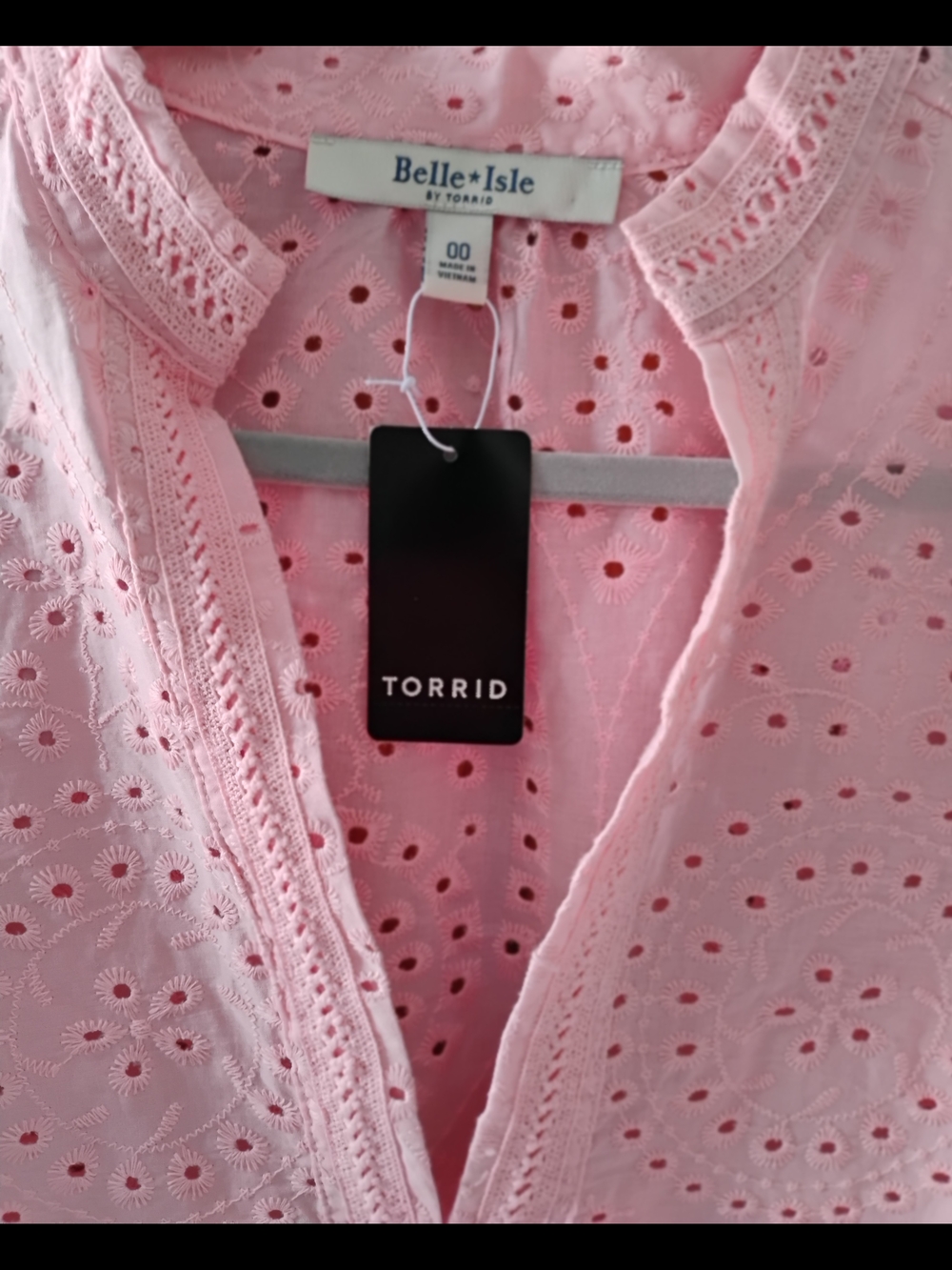 Belle Isle by Torrid Pink Eyelet V-Neck Blouse Sz 00 NWT - Picture 4 of 7
